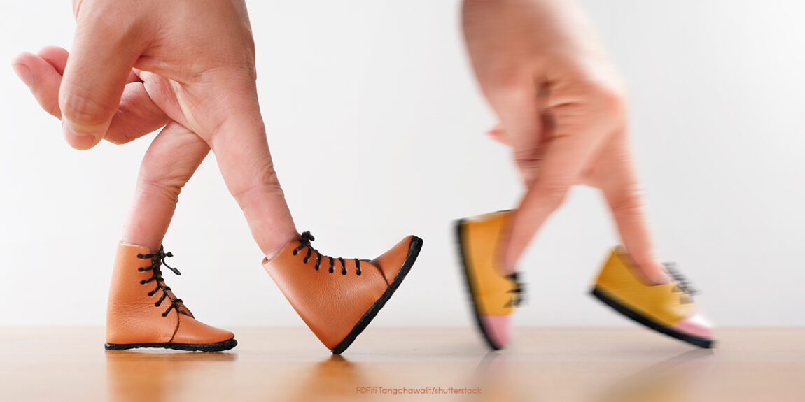 Laufen mit Minischuhen auf Fingerspitzen